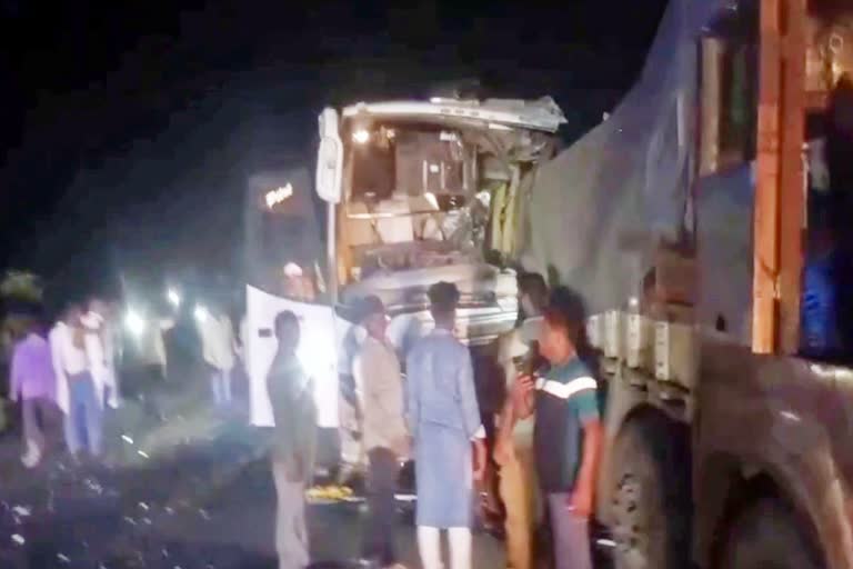 విందు నుంచి తిరుగుతూ రోడ్డు ప్రమాదం… నలుగురు మృతి…..