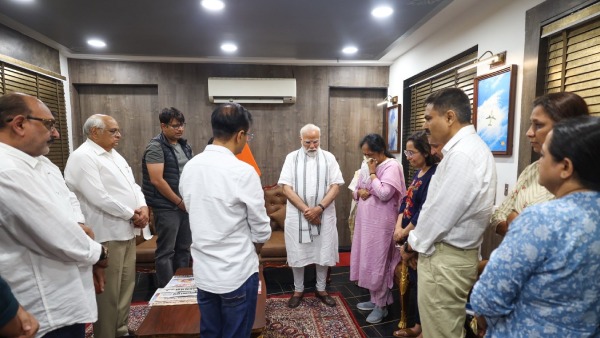 మోదీ పరామర్శించిన విజయ్ రూపానీ కుటుంబం… మోదీ పరామర్శించిన విజయ్ రూపానీ కుటుంబం…