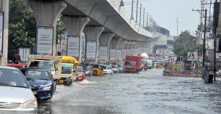 హైదరాబాద్‌లో భారీ వర్షాలు – జీహెచ్ఎంసీ, ప్రభుత్వం అప్రమత్తం.