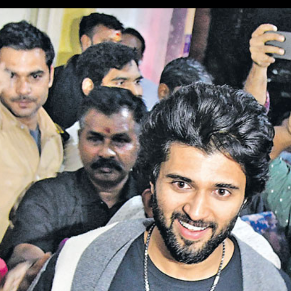 ఈడీ విచారణకు విజయ్ దేవరకొండ హాజరు