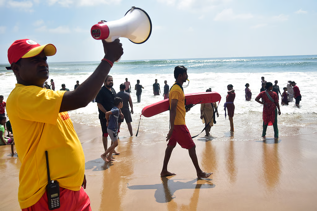 మొంథా తుపాను ఆంధ్ర తీరానికి చేరువ… భారీ వర్షాలు, బలమైన గాలులు ప్రారంభం..