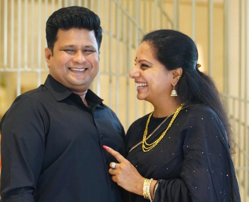 కల్వకుంట్ల కవిత, భర్త & ఏ.వి. రెడ్డి మీద రూ.2 వేల కోట్ల ప్రభుత్వ భూమి కబ్జా ఆరోపణలు” కల్వకుంట్ల కవిత, భర్త & ఏ.వి. రెడ్డి మీద రూ.2 వేల కోట్ల ప్రభుత్వ భూమి కబ్జా ఆరోపణలు”