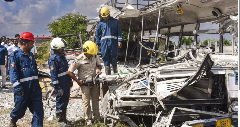 చేవెళ్ల బస్సు ప్రమాదంపై డీజీపీ శివధర్ రెడ్డి స్పందన | టిప్పర్ నిర్లక్ష్యమే కారణమని స్పష్టం.