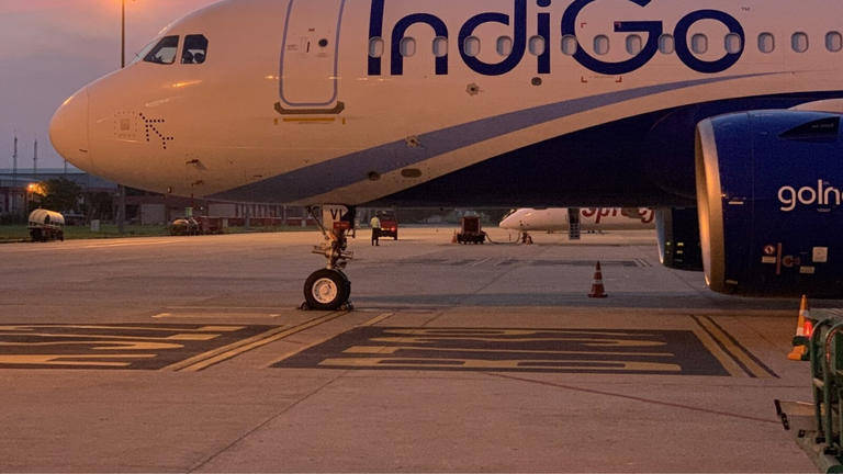 హైదరాబాద్‌ ఎయిర్‌పోర్ట్‌పై బాంబు బెదిరింపులు.. హైఅలర్ట్‌!