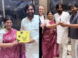 అల్లు శిరీష్ పెళ్లి ఘనంగా.. మెగా ఫ్యామిలీ సందడి అల్లు శిరీష్ పెళ్లి ఘనంగా.. మెగా ఫ్యామిలీ సందడి