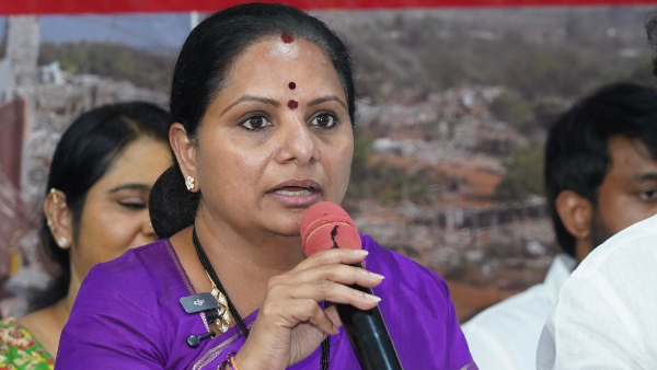 వెలుగుమట్ల ఇళ్ల వివాదం.. కవిత ఫైర్, సర్కార్‌పై విమర్శలు