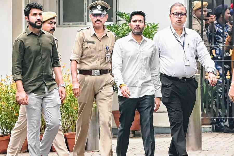 టీచర్స్ స్కామ్లో అభిషేక్ బెనర్జీకి ఈడీ విచారణ.. టీఎంసీలో కలకలం టీచర్స్ స్కామ్లో అభిషేక్ బెనర్జీకి ఈడీ విచారణ.. టీఎంసీలో కలకలం