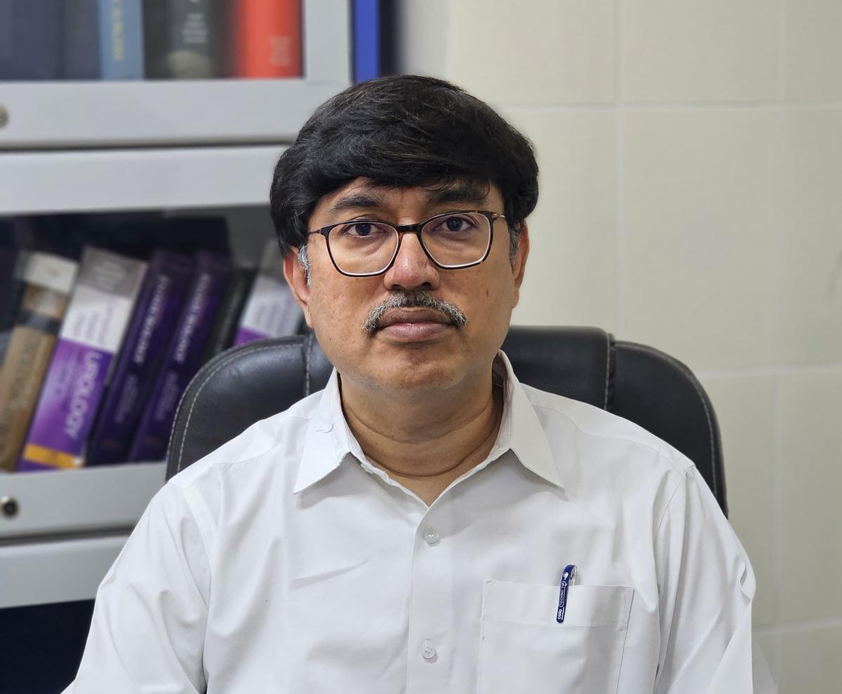 నిమ్స్కు కొత్త డైరెక్టర్.. డాక్టర్ రాహుల్ దేవ్రాజ్ బాధ్యతల స్వీకారం నిమ్స్కు కొత్త డైరెక్టర్.. డాక్టర్ రాహుల్ దేవ్రాజ్ బాధ్యతల స్వీకారం