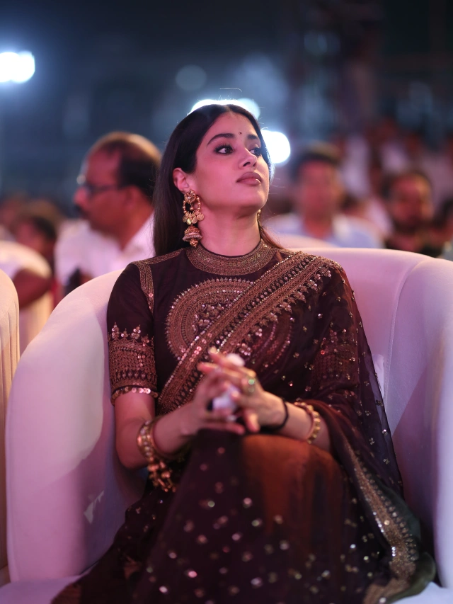 రెండో సినిమాకే తెలుగు స్పీచ్తో మెప్పించిన జాన్వీ కపూర్.. ఫ్యాన్స్ ఫిదా! రెండో సినిమాకే తెలుగు స్పీచ్తో మెప్పించిన జాన్వీ కపూర్.. ఫ్యాన్స్ ఫిదా!