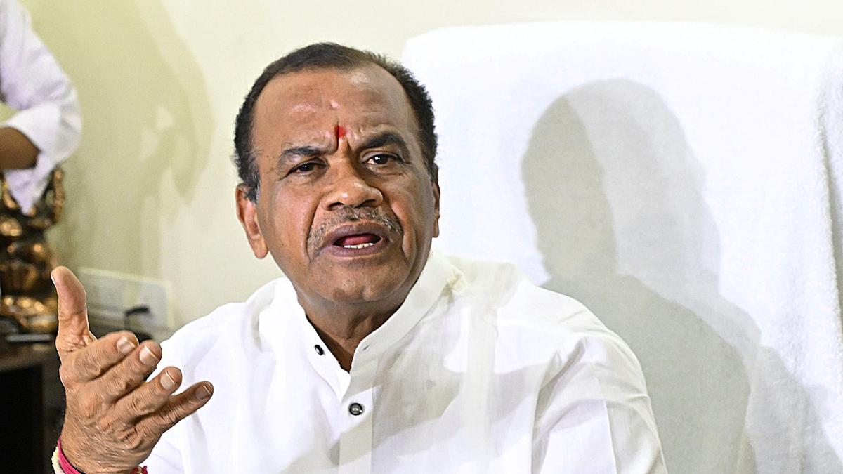 బిల్డర్స్‌తో కోమటిరెడ్డి భేటీ.. రూ.4వేల కోట్ల బకాయిలపై కీలక చర్చ