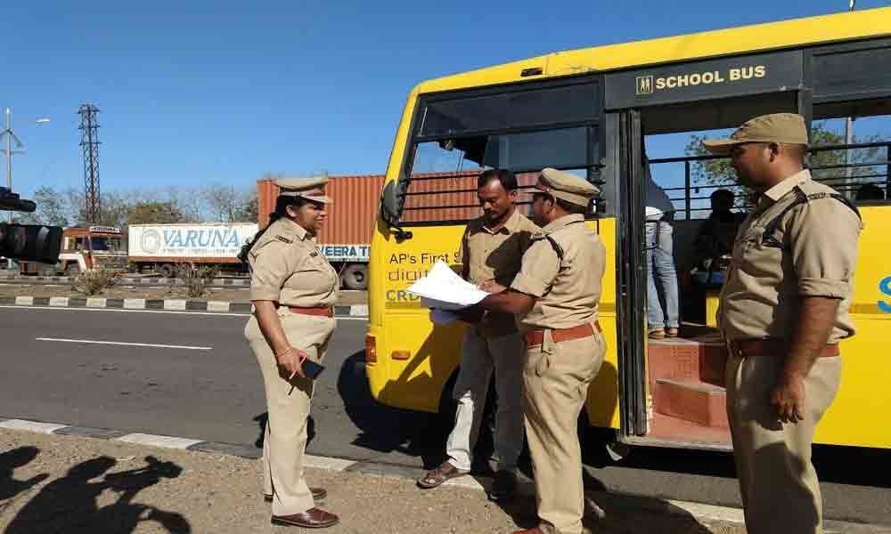 స్కూల్ బస్సులపై ఆర్టీవో కొరడా.. 6 బస్సులకు చలాన్లు