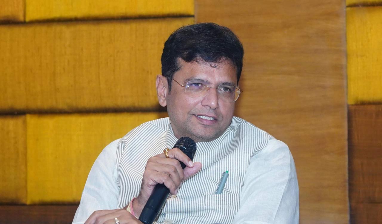 సముద్ర తీరం లేకపోయినా దూసుకెళ్తున్న తెలంగాణ.. లాజిస్టిక్స్ హబ్గా భారీ ప్లాన్! సముద్ర తీరం లేకపోయినా దూసుకెళ్తున్న తెలంగాణ.. లాజిస్టిక్స్ హబ్గా భారీ ప్లాన్!
