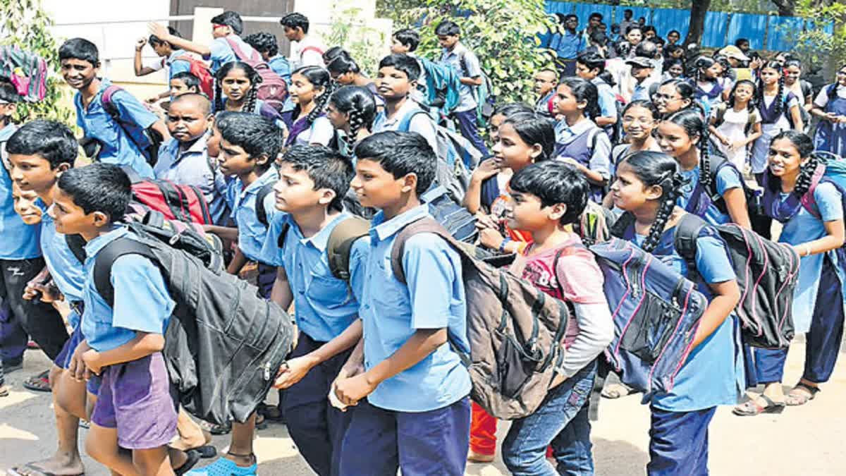 స్కూల్ యూనిఫాంలలో భారీ మార్పు.. తెలంగాణ విద్యార్థులకు కొత్త డ్రెస్ కోడ్! స్కూల్ యూనిఫాంలలో భారీ మార్పు.. తెలంగాణ విద్యార్థులకు కొత్త డ్రెస్ కోడ్!
