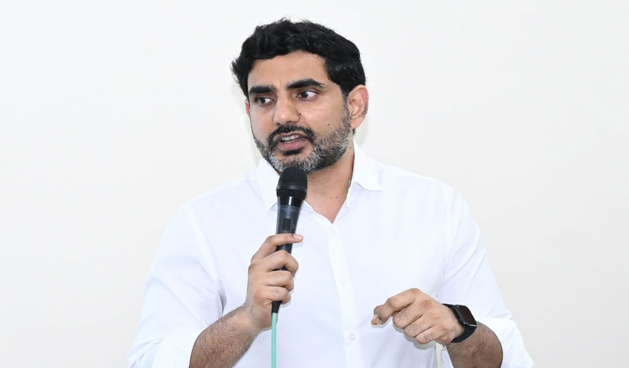 ప్రజాదర్బార్లో ప్రజలను ఆప్యాయంగా పలకరించిన మంత్రి లోకేశ్.. వినతులు స్వీకరణ ప్రజాదర్బార్లో ప్రజలను ఆప్యాయంగా పలకరించిన మంత్రి లోకేశ్.. వినతులు స్వీకరణ