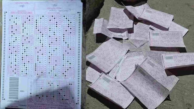 టీజీపీఎస్సీ ఓఎంఆర్ షీట్లు రోడ్డుపై కలకలం.. పీవీఆర్ ఎక్స్ప్రెస్వే వద్ద వెలుగులోకి ఘటన టీజీపీఎస్సీ ఓఎంఆర్ షీట్లు రోడ్డుపై కలకలం.. పీవీఆర్ ఎక్స్ప్రెస్వే వద్ద వెలుగులోకి ఘటన