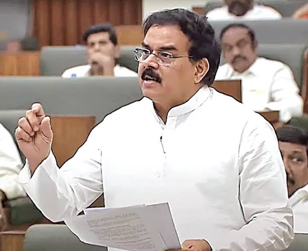 ఏపీ మండలిలో డీఎస్సీపై రగడ.. వైసీపీపై అచ్చెన్న, మనోహర్ ఫైర్ ఏపీ మండలిలో డీఎస్సీపై రగడ.. వైసీపీపై అచ్చెన్న, మనోహర్ ఫైర్