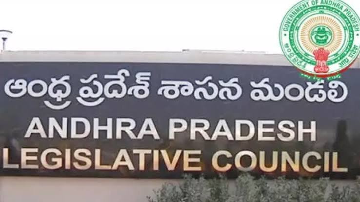 ఏపీ మండలిలో వైసీపీ ఆందోళన.. పోడియం వద్ద బల్లలు చరుస్తూ నిరసన, సభ వాయిదా