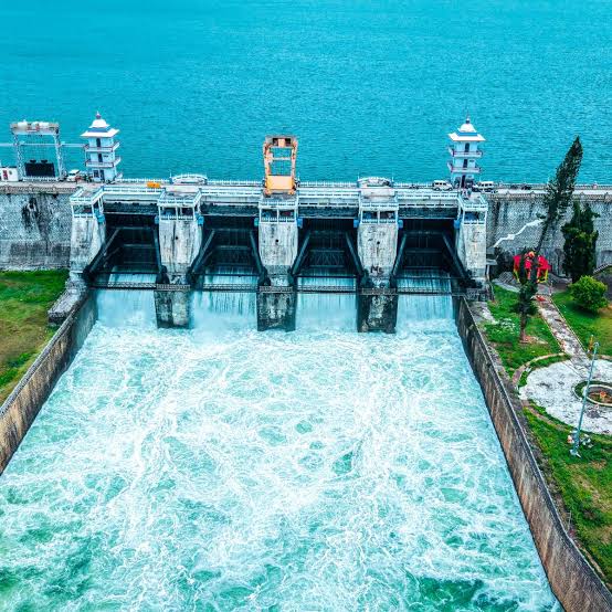 కావేరి జలాల విడుదలలో కర్ణాటక విఫలమైందని ఆరోపిస్తూ తమిళనాడు ప్రభుత్వం సుప్రీంకోర్టును ఆశ్రయించింది. రైతుల ఆందోళనల మధ్య వివాదం మళ్లీ వేడెక్కింది. కావేరి జలాల విడుదలలో కర్ణాటక విఫలమైందని ఆరోపిస్తూ తమిళనాడు ప్రభుత్వం సుప్రీంకోర్టును ఆశ్రయించింది. రైతుల ఆందోళనల మధ్య వివాదం మళ్లీ వేడెక్కింది.