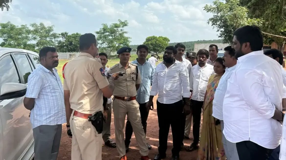 సీఎం రేవంత్ ములుగు పర్యటన.. విజయవంతం చేయాలని పైడాకుల అశోక్ పిలుపు సీఎం రేవంత్ ములుగు పర్యటన.. విజయవంతం చేయాలని పైడాకుల అశోక్ పిలుపు