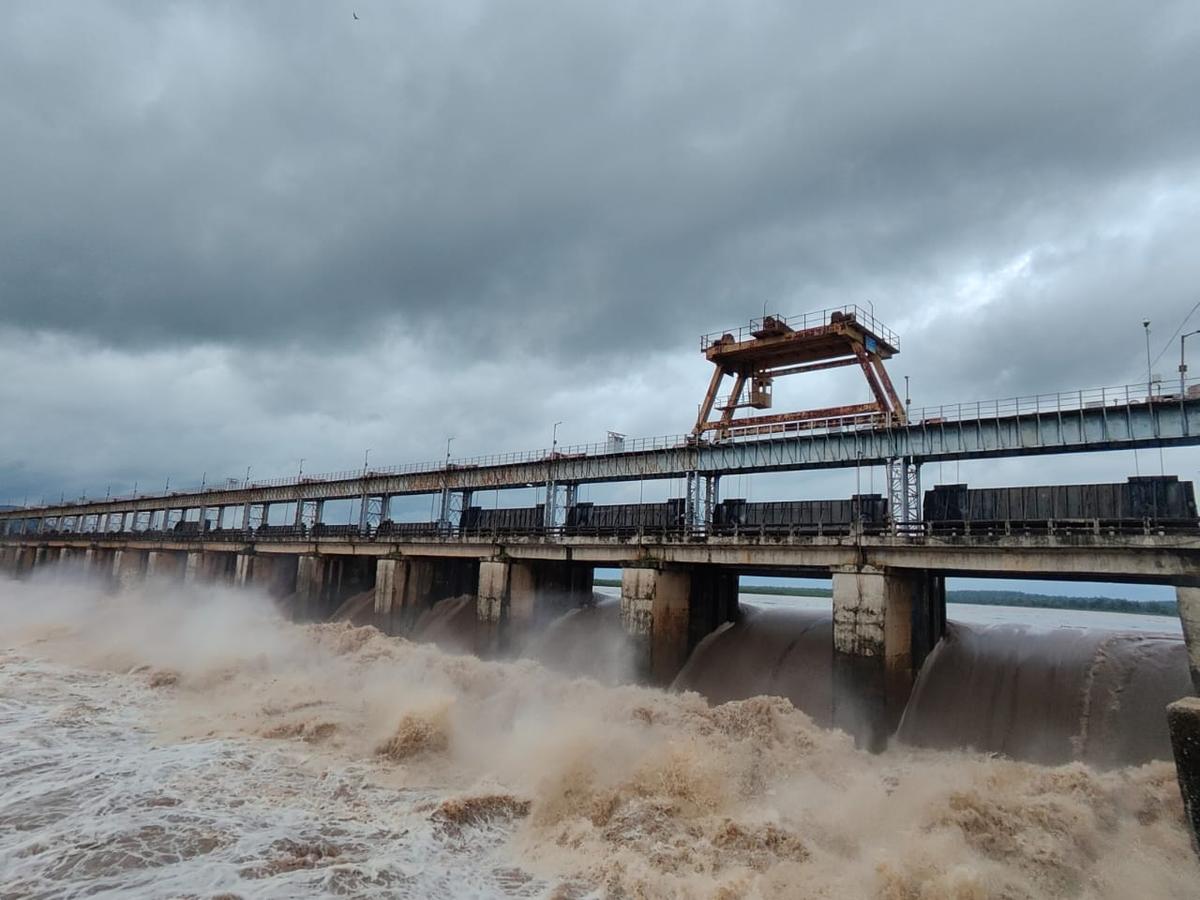 55.90 అడుగులకు గోదావరి.. భద్రాచలంలో మూడో ప్రమాద హెచ్చరిక, మంత్రి తుమ్మల అలర్ట్