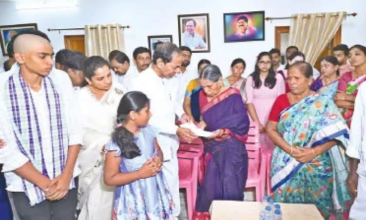 కేసీఆర్ కంటతడి.. పెద్ది సుదర్శన్‌రెడ్డి కుటుంబానికి రూ.2.25 కోట్ల సాయం
