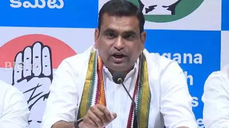 కేటీఆర్ ఆస్తులపై ఎంపీ చామల ప్రశ్నలు.. అజీజ్నగర్లో కాంగ్రెస్ ఫీల్డ్ విజిట్ కేటీఆర్ ఆస్తులపై ఎంపీ చామల ప్రశ్నలు.. అజీజ్నగర్లో కాంగ్రెస్ ఫీల్డ్ విజిట్