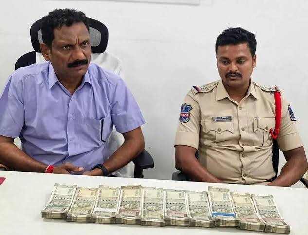 కీసర పీఎస్లో ఏసీబీ ట్రాప్.. సీఐ, ఎస్ఐ అరెస్ట్ కీసర పీఎస్లో ఏసీబీ ట్రాప్.. సీఐ, ఎస్ఐ అరెస్ట్
