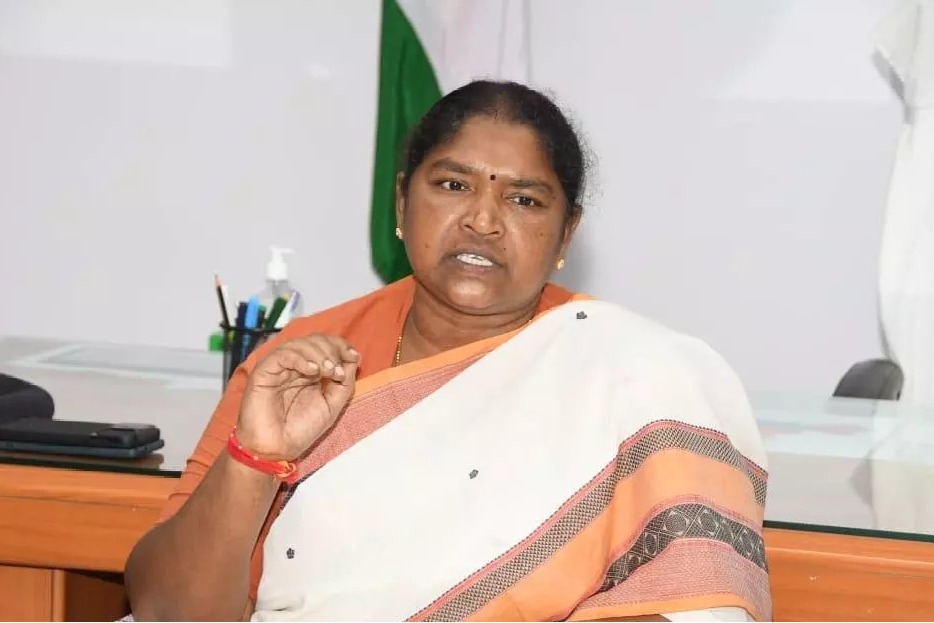 మల్లూరు ఆలయ అభివృద్ధిపై సీతక్క కీలక ఆదేశాలు.. భక్తులకు కొత్త సౌకర్యాలు మల్లూరు ఆలయ అభివృద్ధిపై సీతక్క కీలక ఆదేశాలు.. భక్తులకు కొత్త సౌకర్యాలు