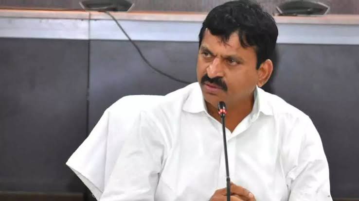భారీ వర్షాలు.. కలెక్టర్లు అప్రమత్తంగా ఉండాలి: మంత్రి పొంగులేటి భారీ వర్షాలు.. కలెక్టర్లు అప్రమత్తంగా ఉండాలి: మంత్రి పొంగులేటి