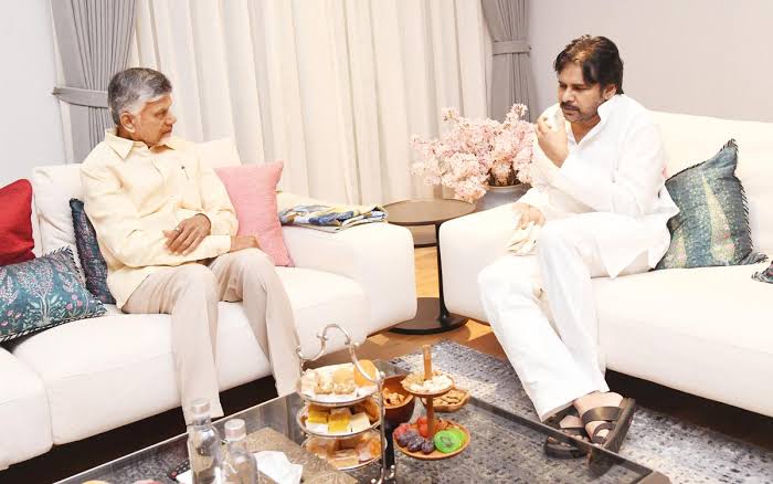 చంద్రబాబు నివాసానికి పవన్ కల్యాణ్.. స్థానిక ఎన్నికలపై కీలక చర్చ