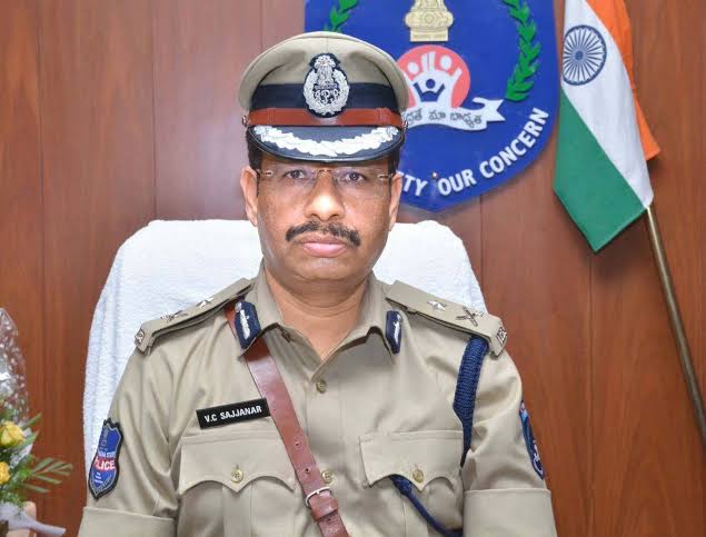 సీపీ సజ్జనార్‌కు కోర్టు ధిక్కరణ నోటీసులు.. పోలీసులపై ఫిర్యాదుపై హైకోర్టు సీరియస్